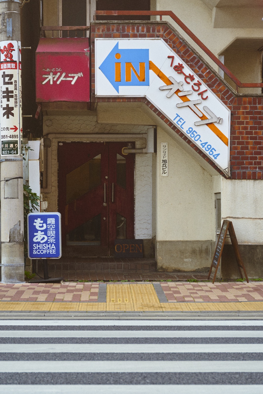 築40年の元バーバーをリノベーションした霞空喫茶もあの店内